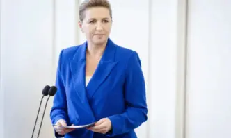 Датският премиер Мете Фредериксен беше нападната вчера на площад в