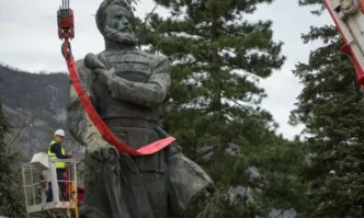 Паметникът на Христо Ботев в центъра на Враца беше демонтиран