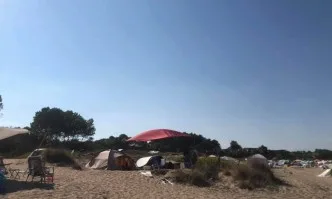 Отново палатки върху дюните на Корал