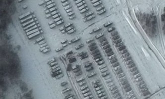 Спътникови снимки показват военна активност до украинската граница