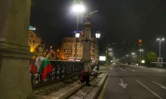 Малобройна група протестиращи блокира Орлов мост