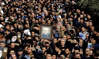 С възгласи Смърт за Америка: Хиляди иракчани на погребението на Солеймани