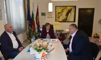 Работна среща между кмета на Община Ловеч Корнелия Маринова и
