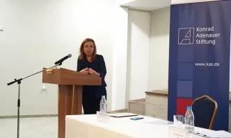 Зорница Русинова: Държавата ще помага на завърнали се от чужбина българи