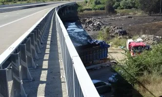 Обвиниха собственика на горящото депо за отпадъци