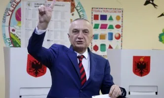 Албанският парламент гласува за освобождаване на президента Илир Мета, Конституционният съд ще решава