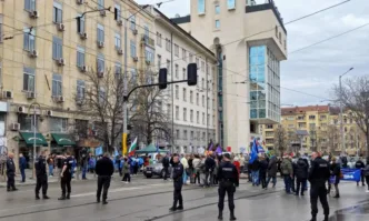 Работещите в държавните психиатрични болници излязоха на протест пред Министерството