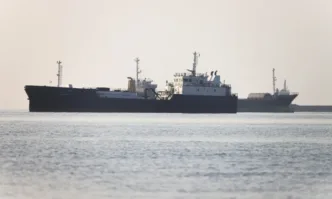 Товарен кораб беше повреден след като беше ударен от неизвестен