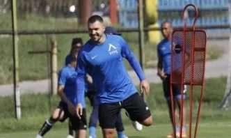 Валери Божинов тренира с Левски
