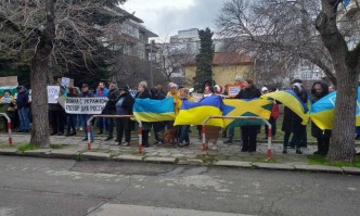 Протест за мир пред руското консулство във Варна