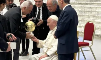 Стоичков подари Златната топка на папа Франциск