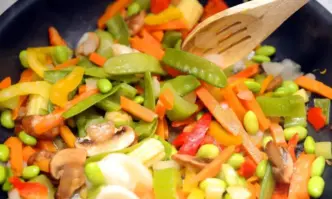 Свежо и приготвено с любов пише върху готовите салати в