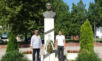 Кметът на Луковит положи венец пред паметника на Левски
