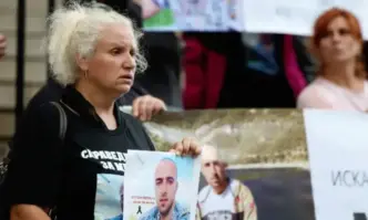 Близки и приятели на убитите младежи Димитър Малинов от Цалапица