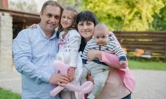 Иван Миховски със семейството му