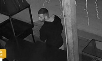 Полицията издирва неизвестен мъж който миналата неделя ограбил крайпътно заведение