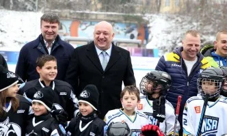 Ледената пързалка Юнак отвори врати за любителите на ледените спортове