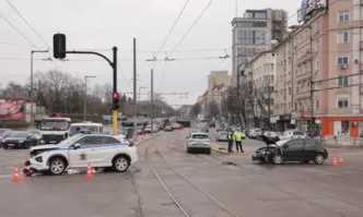 Няма данни за сериозно пострадалиЧелна катастрофа между служебен автомобил на