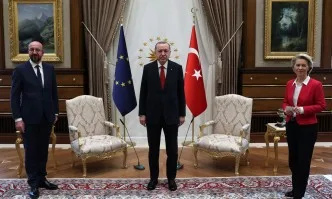 Коментарите след срещата в Анкара: Мъжете на столове, а жената – на дивана (ВИДЕО)