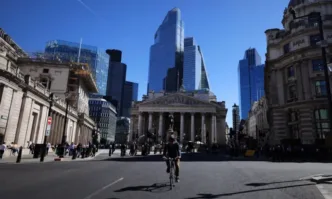 Лондон осъмна с мистериозна статуя: Монумент с името на Банкси се появи в центъра на града (СНИМКИ)