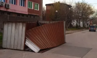 Вятърът изпотроши витрини и премести метален гараж в Пазарджик
