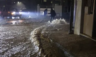 Двама души загинаха при тежки наводнения в Гърция Едно от