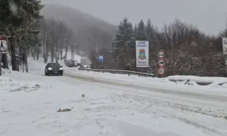 Сняг вали на прохода Шипка пише БГНЕССнежната покривка е около