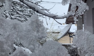 На места е нарушено и водоснабдяванетоСлед денонощие със снеговалежи аварии