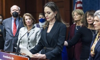 Анджелина Джоли с апел пред Сената за защита на жените и децата, жертви на насилие