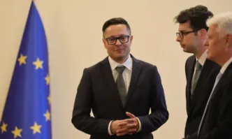 Министърът на икономиката временно спря всички плащания от дъщерни дружества и обществени поръчки