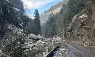 Голямо срутище се активизира по републикански път III 843