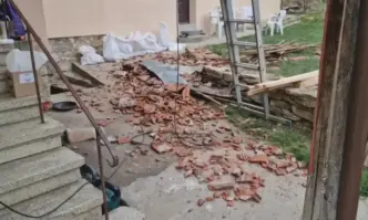 Застрахователи бавят ремонта на пострадали къщи след бурята във Великотърновско