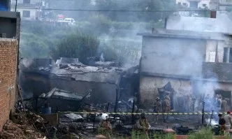 Военен самолет се разби в жилищен район в Пакистан, има жертви