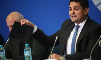 Радостин Василев е депозирал в деловодството на парламента уведомително писмо