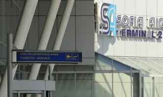 Самолет кацна извънредно на Летище София, жена е починала на борда