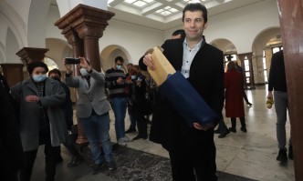 С папка в ръце Петков се яви в прокуратурата малко