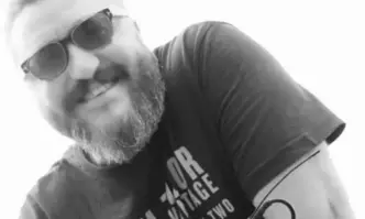 От Фейсбук профила на журналиста Мартин КарбовскиГотин младеж слиза от