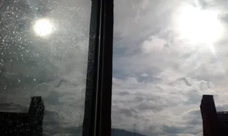 На места в страната отново ще има превалявания но температурите