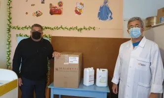 Депутат от ГЕРБ дари 2 тона дезинфектант и 2000 маски на личните лекари в област Плевен
