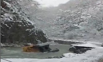 Багер пропадна заедно с част от пътя в района на