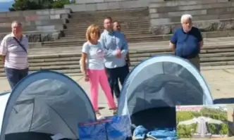 Мая Манолова и нейни съмишленици свикаха палатков лагер пред Паметника