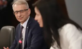 Премиерът акад Николай Денков вицепремиерът Мария Габриел и министрите ще