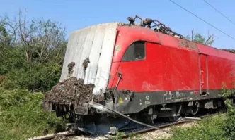 Влак и тежкотоварен автомобил са се сблъскали на железопътен прелез