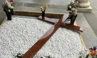 СДВР задържа мъжа от кадрите който поругава гроба на патриарх