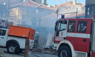 Огромен пожар в жилищна сграда в Бургас, има пострадали