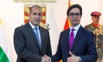 Президентите Румен Радев и Стево Пендаровски проведоха телефонен разговор в