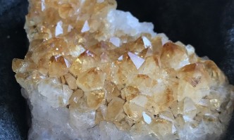 Цитринът е разновидност на минерала кварц От обикновения кварц се