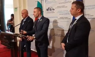 В началото на пленарното заседание днес бившите управляващи предложиха да