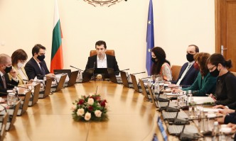 По подобен начин изглежда и дълго промотираното искане на правосъдния