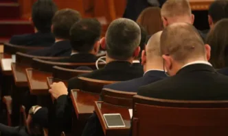Депутатите продължават с промените в Изборния кодекс след близо 13 часове